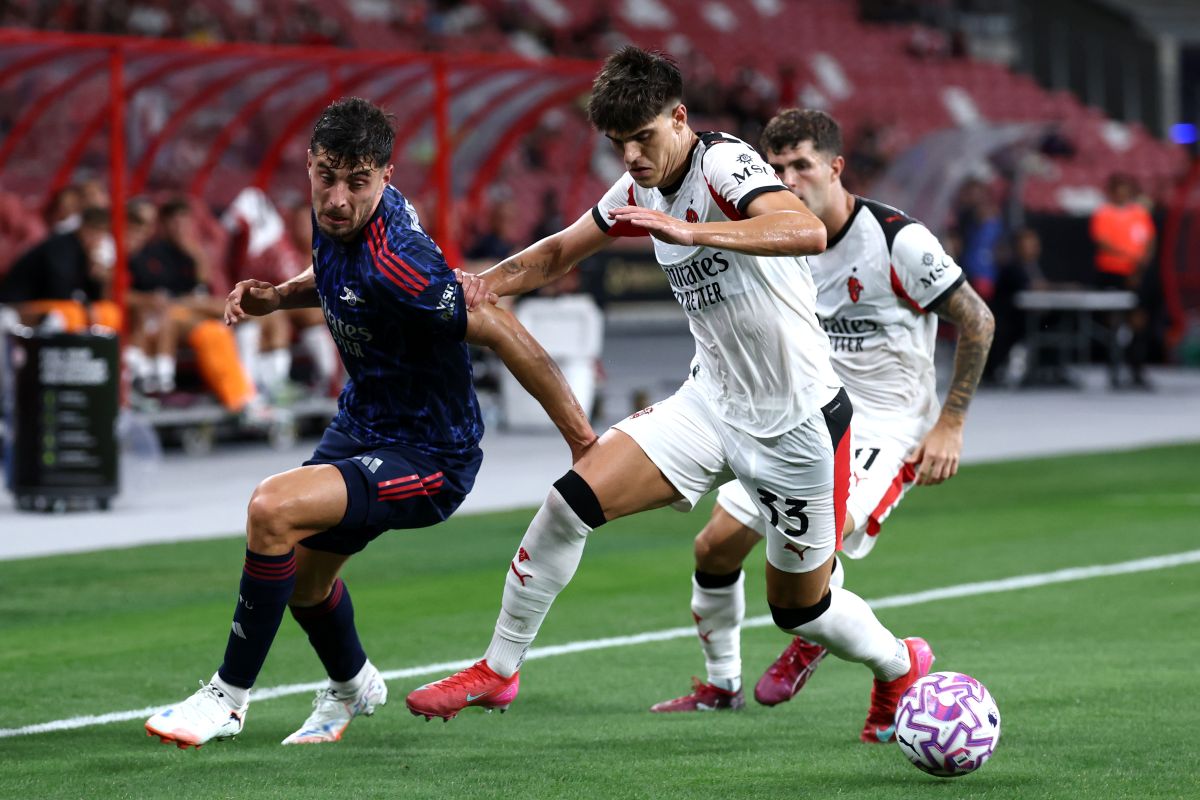 SINGAPORE, SINGAPORE - JULY 23: Kai Havertz Of Arsenal is challenged by Davide Bartesaghi of AC Milan during the Pre-Season Friendly match between Arsenal FC and AC Milan at National Stadium on July 23, 2025 in Singapore. (Photo by Yong Teck Lim/Getty Images)