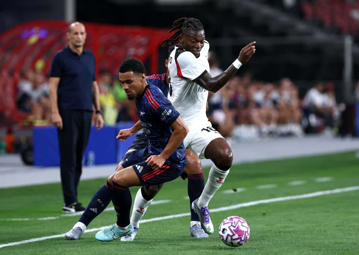 SINGAPORE, SINGAPORE - JULY 23: Rafael Leao of AC Milan is challenged by Ethan Nwaneri of Arsenal during the Pre-Season Friendly match between Arsenal FC and AC Milan at National Stadium on July 23, 2025 in Singapore. (Photo by Yong Teck Lim/Getty Images)