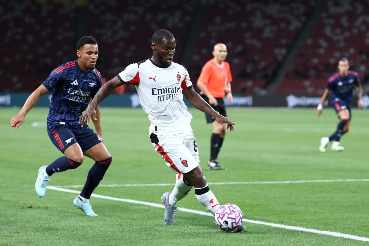 SINGAPORE, SINGAPORE - JULY 23: Yunus Musah of AC Milan runs with the ball during the Pre-Season Friendly match between Arsenal FC and AC Milan at National Stadium on July 23, 2025 in Singapore. (Photo by Yong Teck Lim/Getty Images)