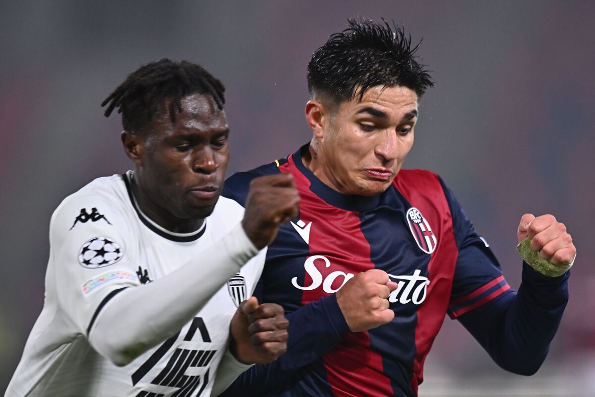 BOLOGNA, ITALY - NOVEMBER 05: Wilfried Singo of AS Monaco competes for the ball with Santiago Castro of Bologna during the UEFA Champions League 2024/25 League Phase MD4 match between Bologna FC 1909 and AS Monaco at Stadio Renato Dall'Ara on November 05, 2024 in Bologna, Italy. (Photo by Alessandro Sabattini/Getty Images)