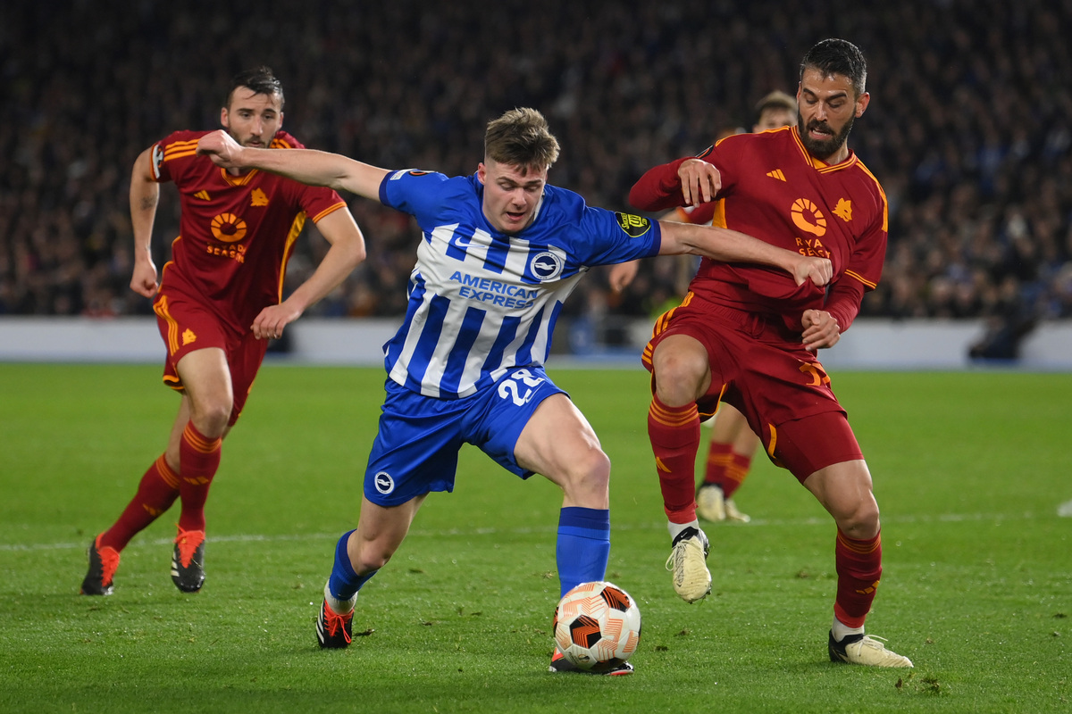 Evan Ferguson of Brighton holds off Leonardo Spinazzola of Roma during the UEFA Europa League 2023/24 round of 16 second leg match between Brighton & Hove Albion and AS Roma at on March 14, 2024 in Brighton, England. (Photo by Mike Hewitt/Getty Images)