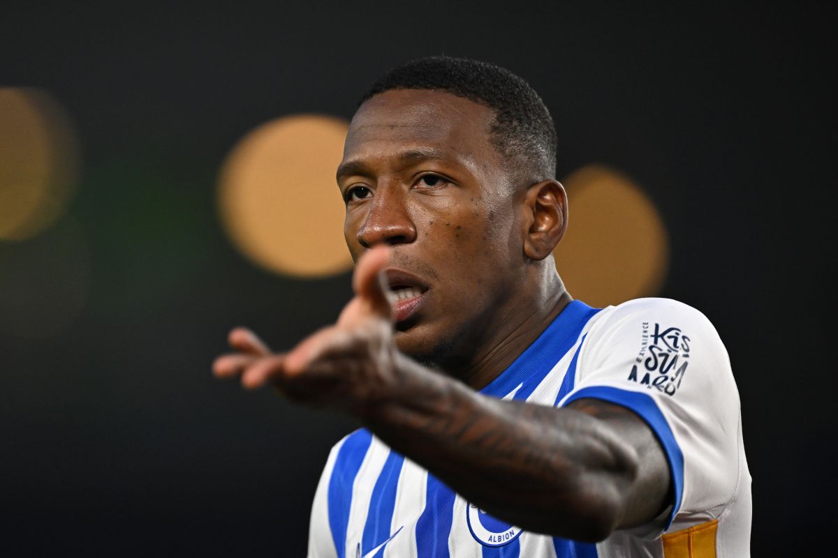 Brighton, Inglaterra - 29 de marzo: Pervis Estupinan de Brighton & Hove Albion Gestes durante el partido de cuartos de final de la Copa FA de Emirates entre Brighton & Hove Albion y Nottingham Forest en el estadio AMEX el 29 de marzo de 2025 en Brighton, Inglaterra. (Foto de Mike Hewitt/Getty Images)