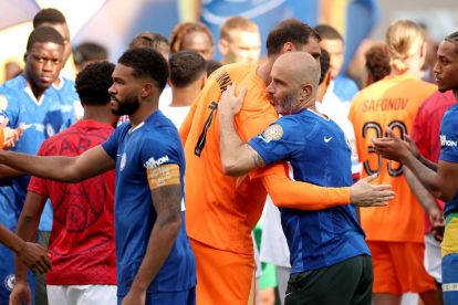 EAST RUTHERFORD, NEW JERSEY - JULY 13: Enzo Maresca, Head Coach of Chelsea FC, engages with Gianluigi Donnarumma #1 of Paris Saint-Germain following the FIFA Club World Cup 2025 Final match between Chelsea FC and Paris Saint-Germain at MetLife Stadium on July 13, 2025 in East Rutherford, New Jersey. (Photo by Luke Hales/Getty Images)