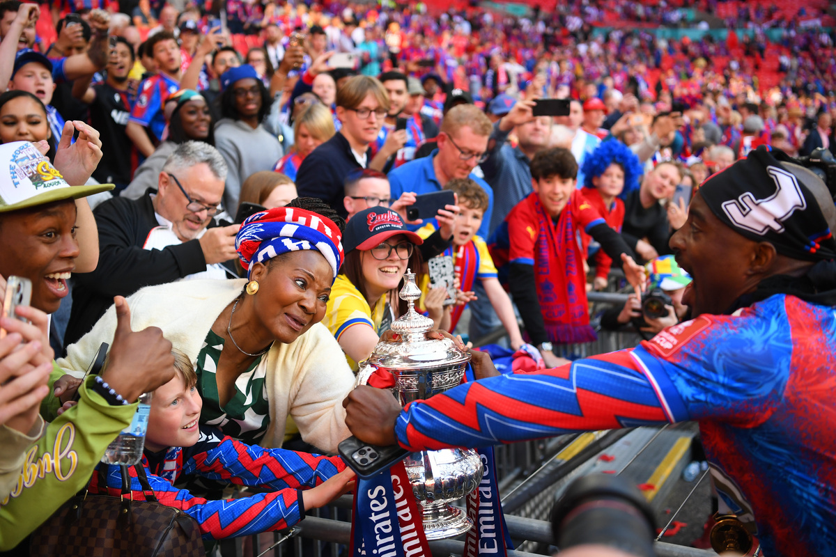Jean-Philippe Mateta del Crystal Palace con el trofeo de la FA Cup en 2025.