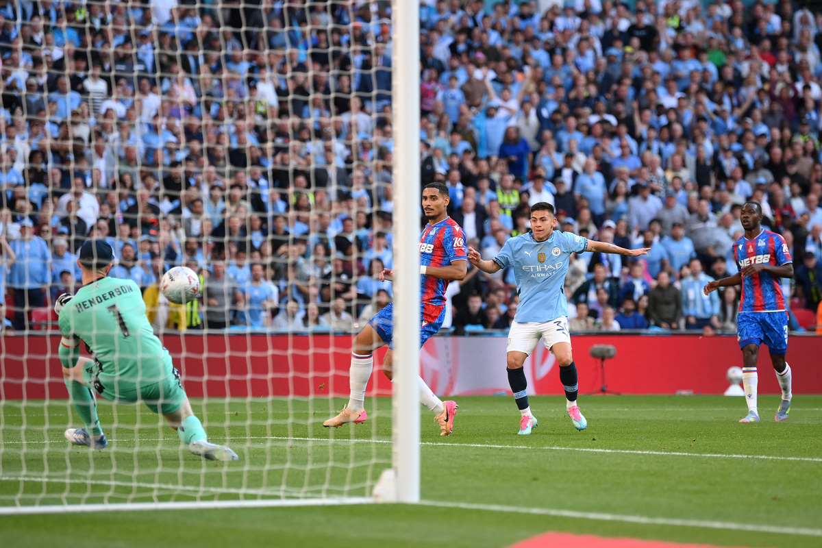 LONDON, ENGLAND - MAY 17: Claudio Echeverri of Manchester City has a shot saved by Dean Henderson of Crystal Palace during the Emirates FA Cup Final match between Crystal Palace and Manchester City at Wembley Stadium on May 17, 2025 in London, England. (Photo by Mike Hewitt/Getty Images)
