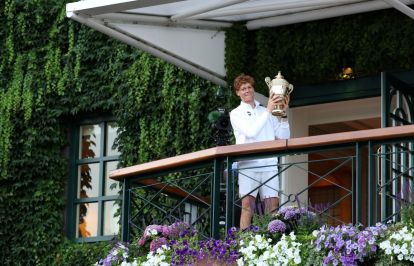 LONDON, ENGLAND - JULY 13: Jannik Sinner of Italy lifts the Gentlemen’s Singles Trophy on the Clubhouse Balcony, following his victory against Carlos Alcaraz of Spain during the Gentlemen’s Singles Final on day fourteen of The Championships Wimbledon 2025 at All England Lawn Tennis and Croquet Club on July 13, 2025 in London, England. (Photo by Julian Finney/Getty Images)