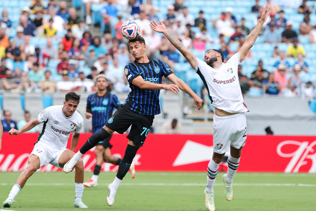 Sebastiano Esposito da Inter, pulando para cabecear.