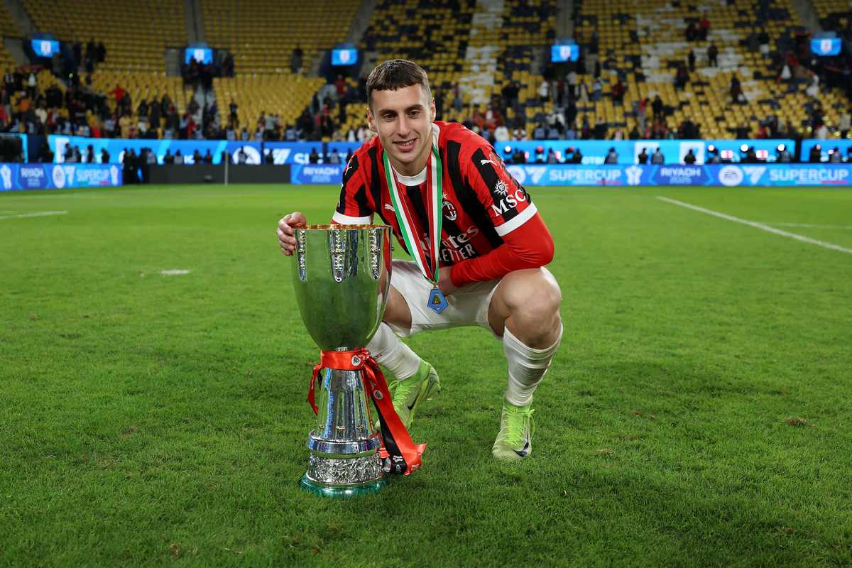 RIYADH, SAUDI ARABIA - JANUARY 06: Filippo Terracciano of AC Milan celebrates with the Italian Super Cup Trophy after his team's victory in the Italian Super Cup Final between FC Internazionale and AC Milan at Kingdom Arena on January 06, 2025 in Riyadh, Saudi Arabia. (Photo by Yasser Bakhsh/Getty Images)