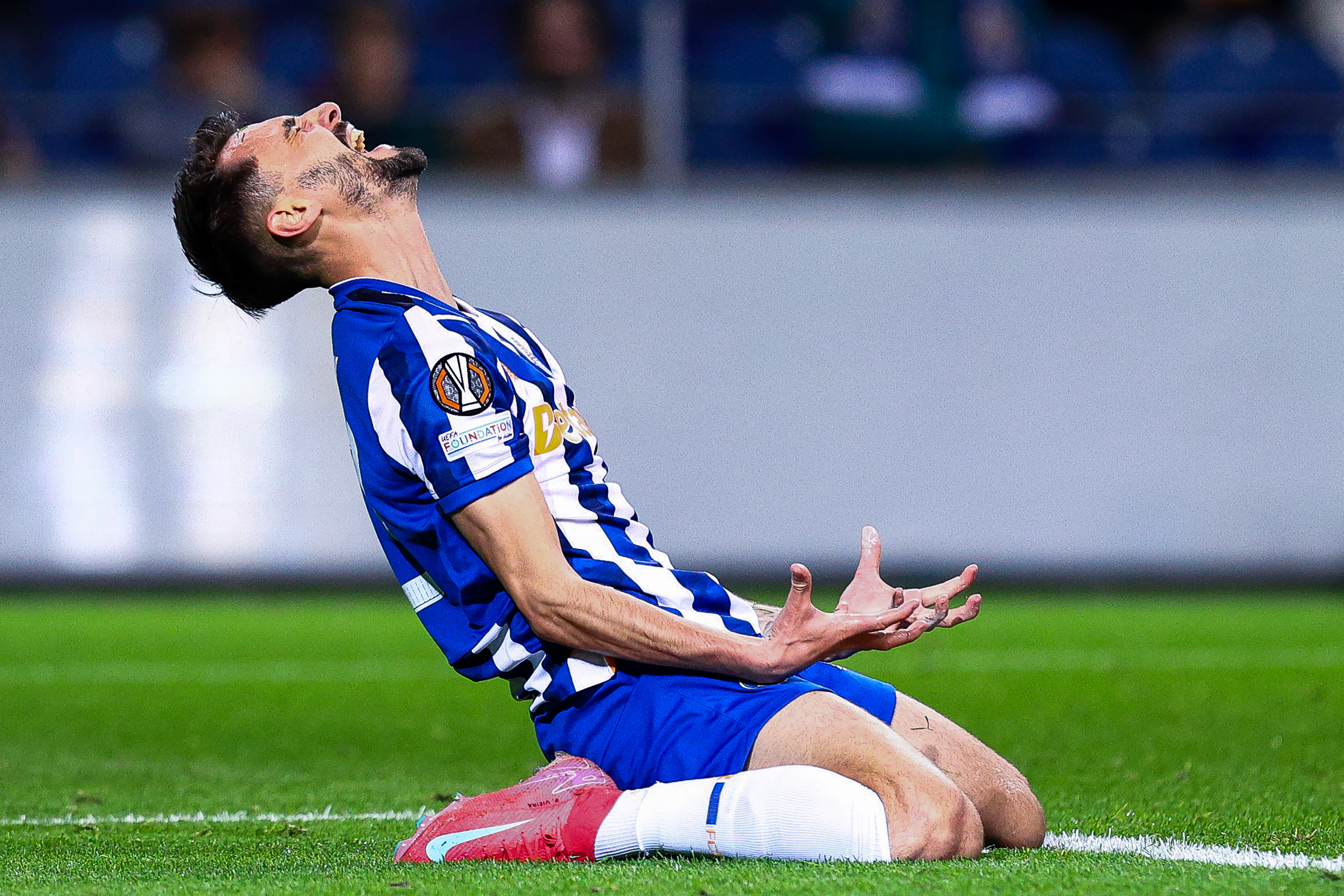 Porto, Portugal - 23 de enero: Fabio Vieira del FC Porto parece desaconsejado durante el partido de fase de la Liga MD7 de la UEFA Europa League 2024/25 entre FC Porto y Olympiacos FC en Estadio do Dragao el 23 de enero de 2025 en Porto, Portugal. (Foto de Diogo Cardoso/Getty Images)