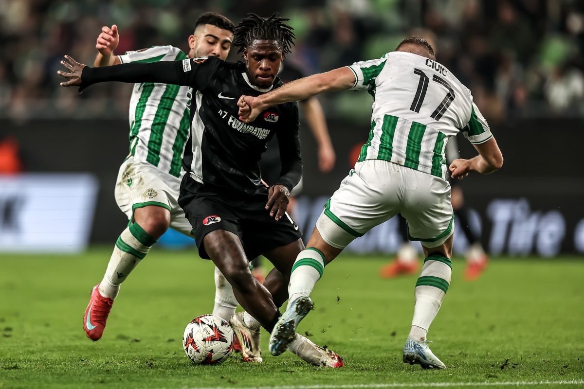 Budapest, Hongrie - 30 janvier: Jayden Addai d'AZ en action lors du match de phase de ligue de la Ligue UEFA Europa 2024/25 entre Ferencvarosi TC et AZ le 30 janvier 2025 à Budapest, Hongrie. (Photo de David Balogh / Getty Images)