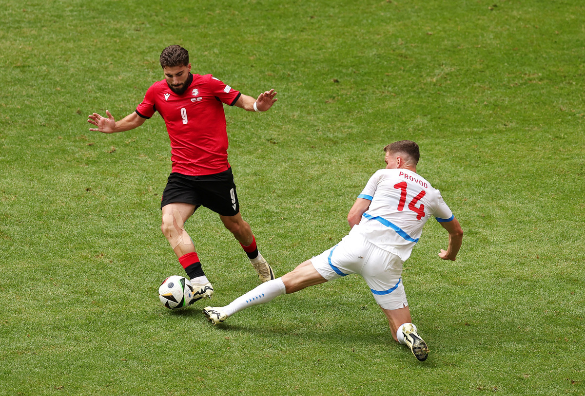 Zuriko Davitashvili da Geórgia em desafio por Lukas Provod da Chéquia durante a UEFA EURO 2024.