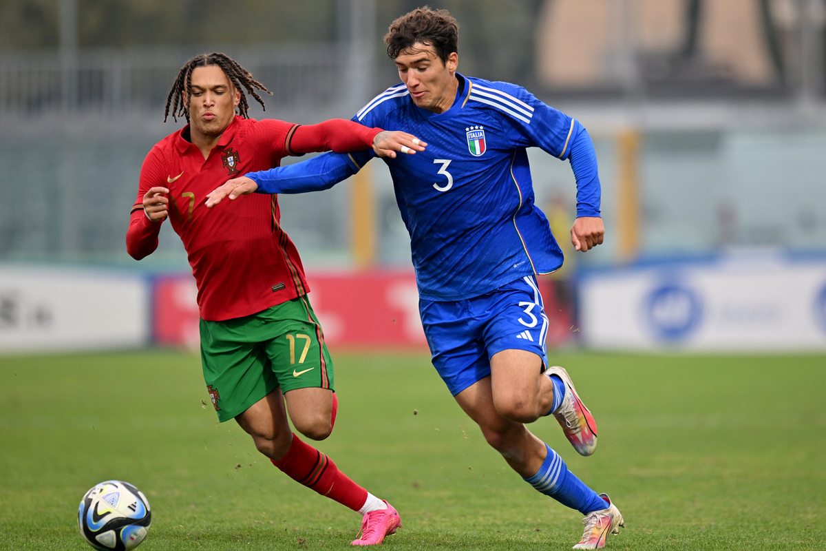 SASSUOLO, ITALY - NOVEMBER 21: Iacopo Regonesi battles for ball possession with Diego Moreira during the Elite League U20 match between Italy and Portugal on November 21, 2023 in Sassuolo, Italy. (Photo by Alessandro Sabattini/Getty Images) (Atalanta links)