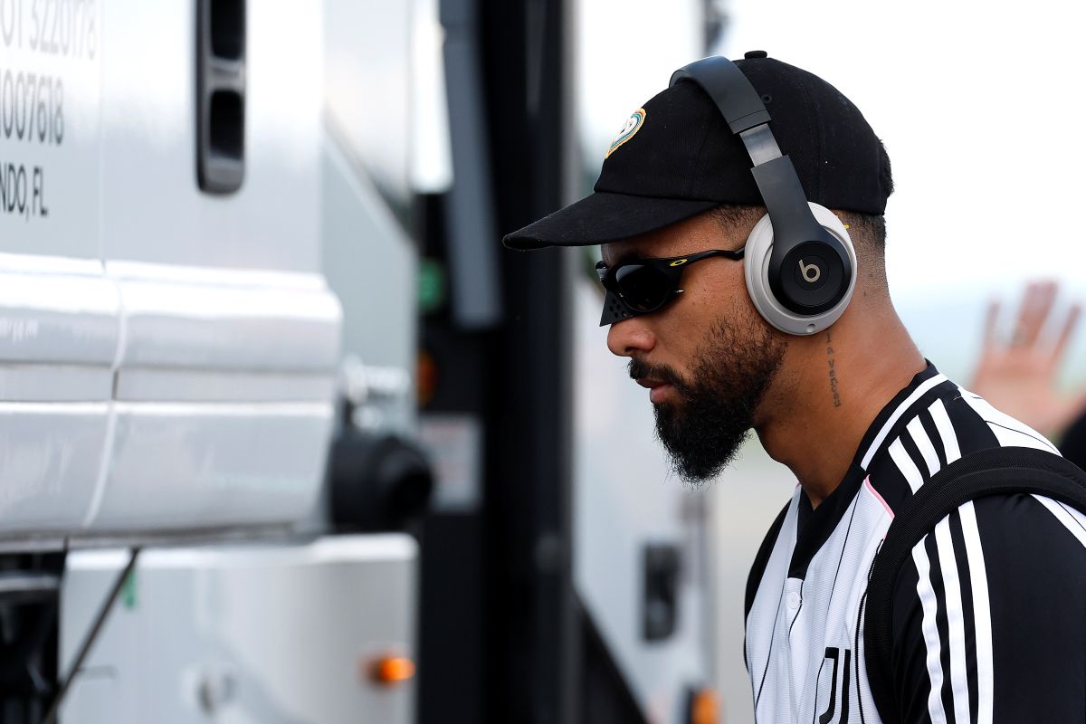 LEWISBURG, VIRGINIA OCCIDENTAL - 14 DE JUNIO: Douglas Luiz #26 de la Juventus llega al aeropuerto antes del inicio oficial de la Copa Mundial de Clubes de la FIFA 2025 el 14 de junio de 2025 en Lewisburg, Virginia Occidental. (Foto de Michael Owens/Getty Images)
