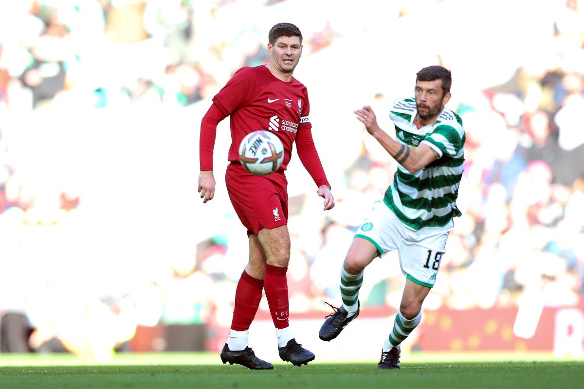 LIVERPOOL, ENGLAND – 25. MÄRZ: Steven Gerrard von Liverpool passt den Ball unter Druck von Massimo Donati von Celtic während des Legends-Spiels zwischen Liverpool und Celtic am 25. März 2023 in Anfield, England. (Foto: Jan Kruger/Getty Images)