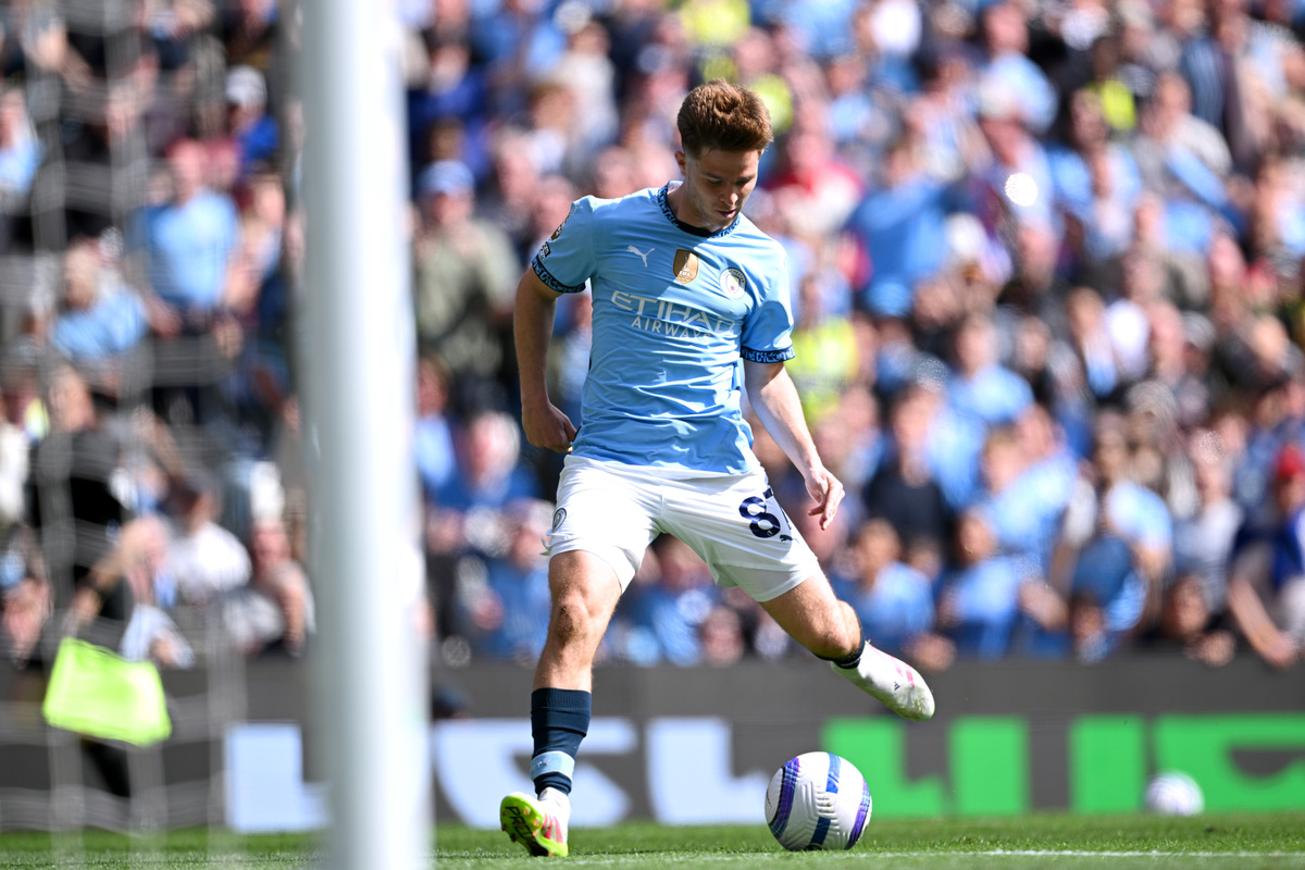 Manchester, Inglaterra - 12 de abril: James McAtee de Manchester City anota el cuarto gol de su equipo durante el partido de la Premier League entre el Manchester City FC y el Crystal Palace FC en el estadio Etihad el 12 de abril de 2025 en Manchester, Inglaterra. (Foto de Justin Setterfield/Getty Images)