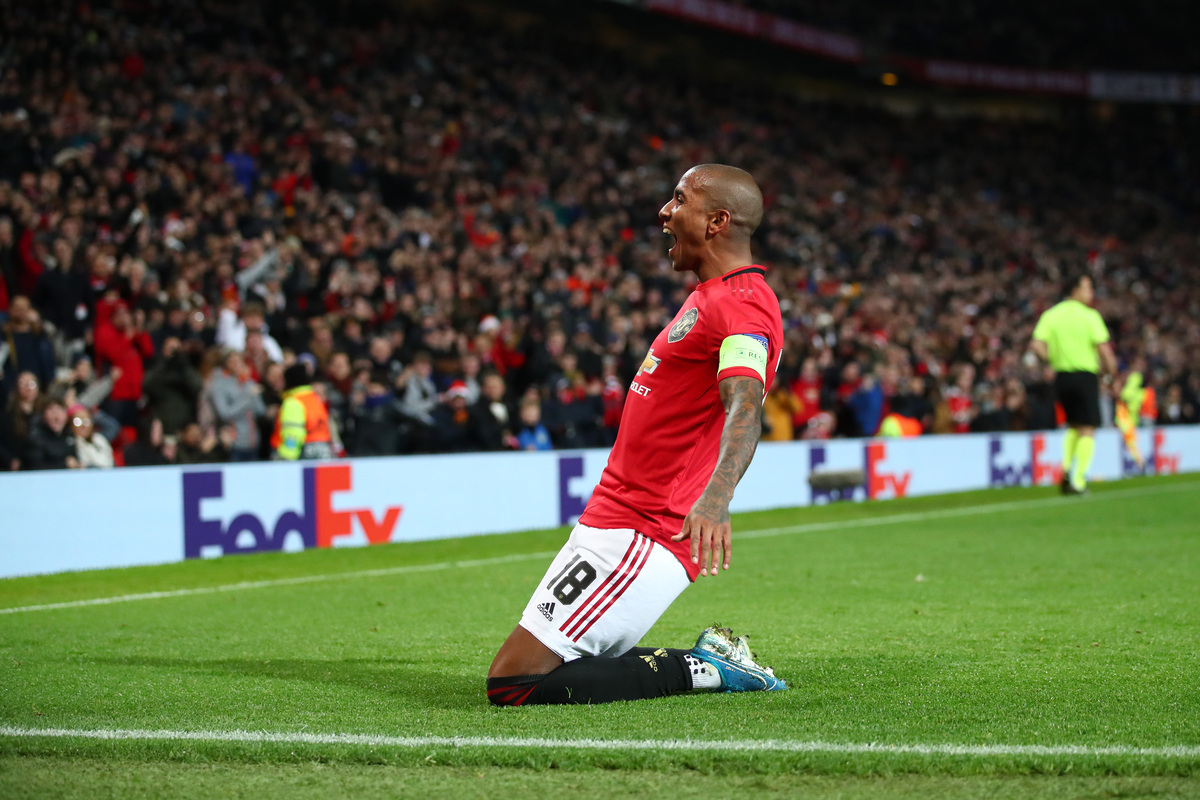 Manchester, Inglaterra - 12 de diciembre: Ashley Young del Manchester United celebra después de anotar el primer gol de su equipo durante el partido de la UEFA Europa League L Group entre Manchester United y AZ Alkmaar en Old Trafford el 12 de diciembre de 2019 en Manchester, Reino Unido. (Foto de Clive Brunskill/Getty Images)