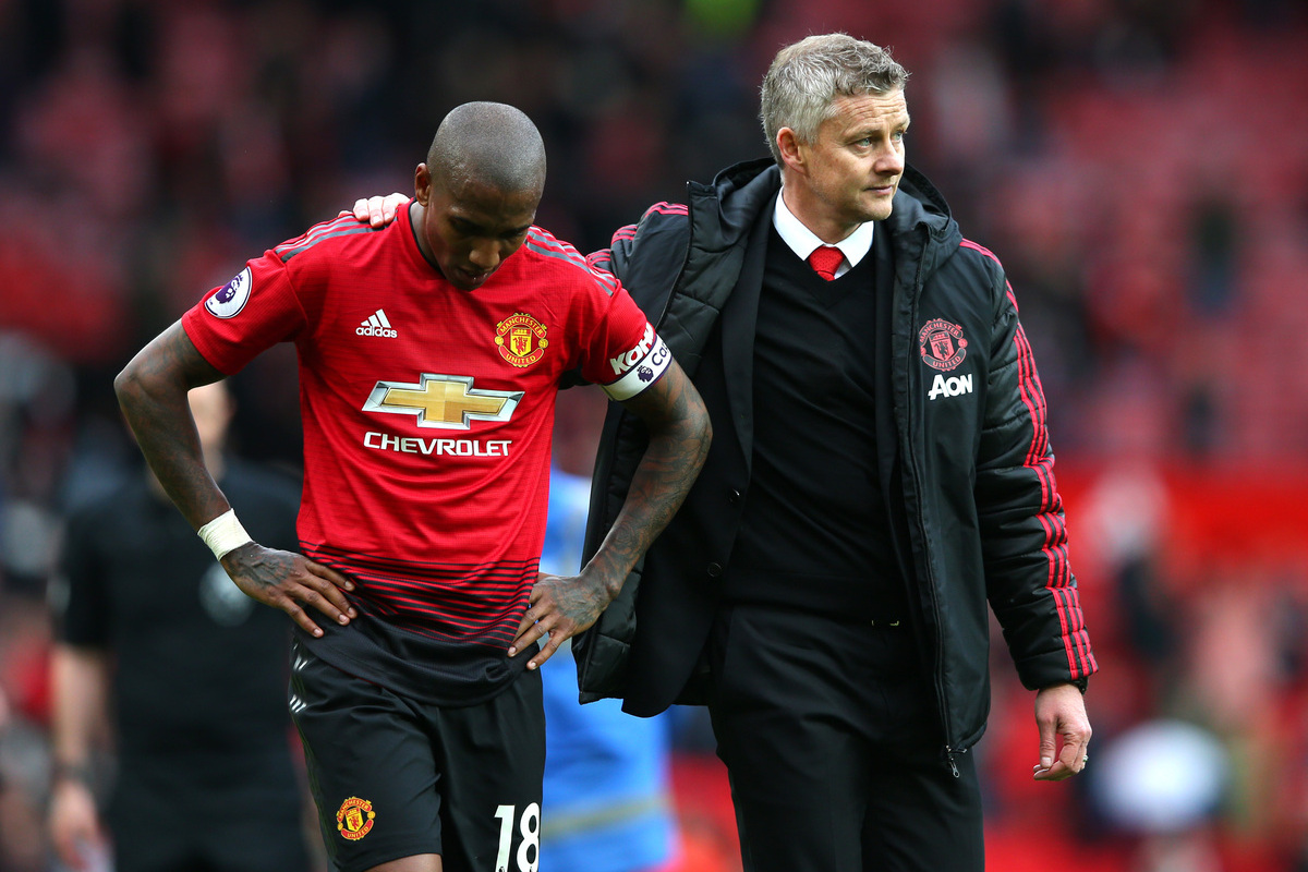 Manchester, Inglaterra - 28 de abril: Ashley Young del Manchester United es consolada por Ole Gunnar Solskjaer, gerente de Manchester United después del partido de la Premier League entre Manchester United y Chelsea FC en Old Trafford el 28 de abril de 2019 en Manchester, Reino Unido. (Foto de Alex Livesey/Getty Images)