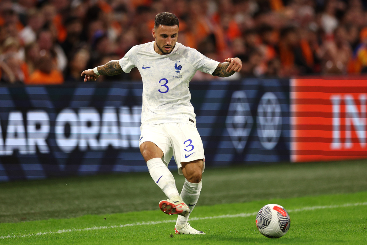 Jonathan Clauss da França em ação.