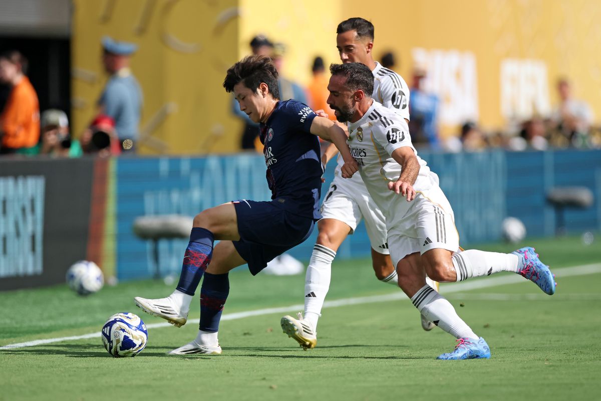 EAST RUTHERFORD, NEW JERSEY – JULY 09: Lee Kang-in #19 of Paris Saint-Germain is challenged by Lucas Vazquez #17 and Dani Carvajal #2 of Real Madrid C.F. during the FIFA Club World Cup 2025 semi-final match between Paris Saint-Germain and Real Madrid CF at MetLife Stadium on July 09, 2025 in East Rutherford, New Jersey. (Photo by Alex Grimm/Getty Images)