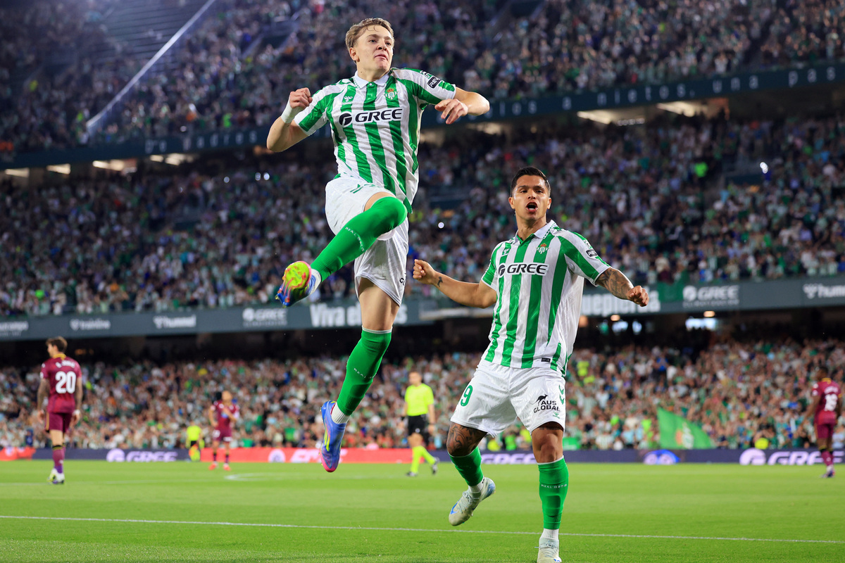SEVILLE, SPAIN - APRIL 24: Jesus Rodriguez of Real Betis celebrates scoring his team's first goal with teammate Cucho Hernandez during the LaLiga match between Real Betis Balompie and Real Valladolid CF at Estadio Benito Villamarin on April 24, 2025 in Seville, Spain. (Photo by Fran Santiago/Getty Images)