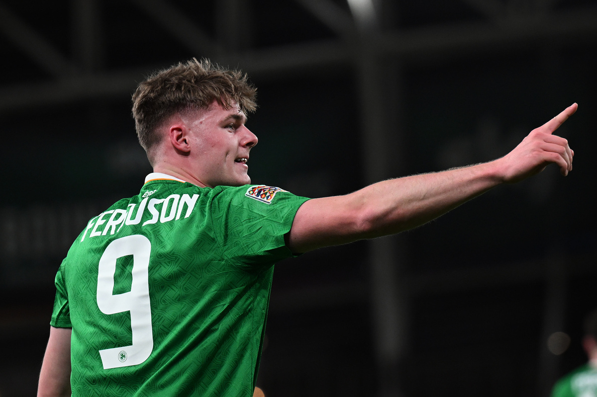 DUBLIN, IERLAND - 23 MAART: Evan Ferguson uit Ierland viert zijn eerste doelpunt voor zijn team tijdens de terugwedstrijd van de UEFA Nations League 2024/25 League B/C Play-offs tussen Ierland en Bulgarije in het Aviva Stadium op 23 maart 2025 in Dublin, Ierland. (Foto door Charles McQuillan/Getty Images)