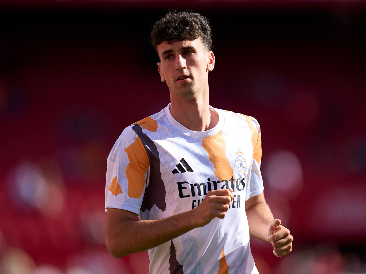 Jacobo Ramon do Real Madrid aquecendo antes de jogo da LaLiga