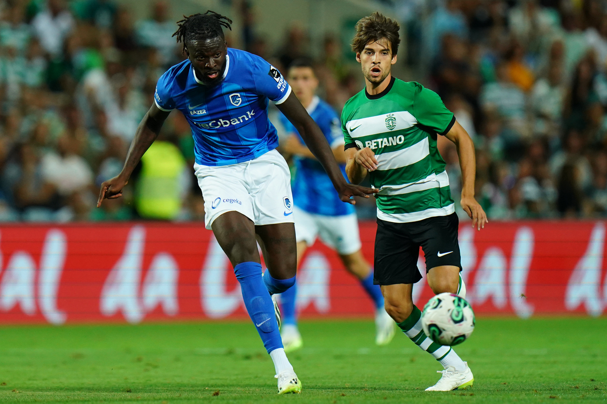 FARO, PORTUGAL – 19. JULI: Tolu Arokodare von KRC Genk mit Daniel Braganca von Sporting CP in Aktion während des Vorsaison-Freundschaftsspiels zwischen Sporting CP und KRC Genk im Estadio Algarve am 19. Juli 2023 in Faro, Portugal. (Foto von Gualter Fatia/Getty Images) (Mailand-Links)