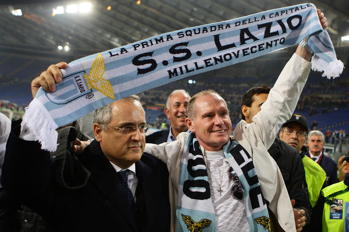 Paul Gascoigne e o presidente da Lazio, Claudio Lotito, cumprimentam os fãs.