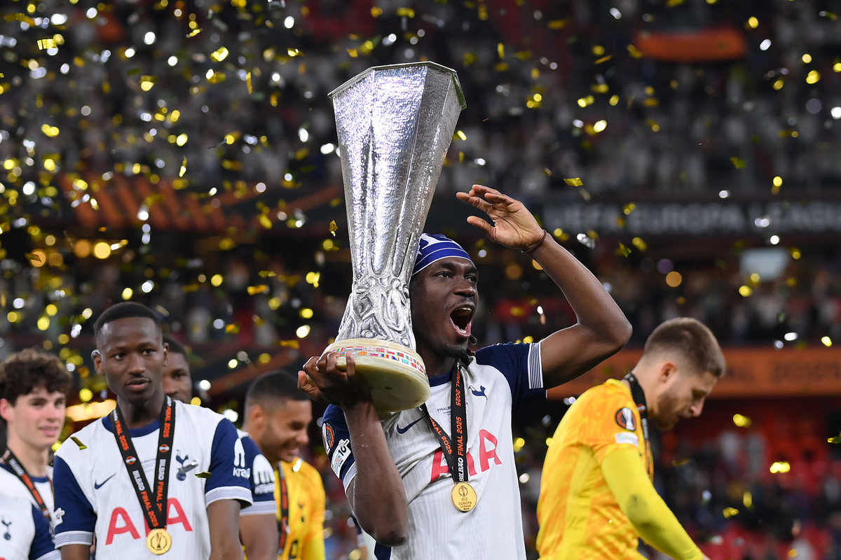 BILBAO, SPAIN - MAY 21: Yves Bissouma of Tottenham Hotspur celebrates with the UEFA Europa League trophy after his team's victory in the UEFA Europa League Final 2025 between Tottenham Hotspur and Manchester United at Estadio de San Mames on May 21, 2025 in Bilbao, Spain. (Photo by Justin Setterfield/Getty Images)