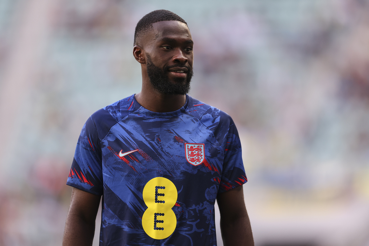 WROCLAW, Polonia - 09 de septiembre: Fikayo Tomori de Inglaterra observa durante el calentamiento antes del partido de clasificación europeo de la UEFA Euro 2024 entre Ucrania e Inglaterra en Stadion Wroclaw el 09 de septiembre de 2023 en Wroclaw, Poland. (Foto de Maja Hitij/Getty Images)