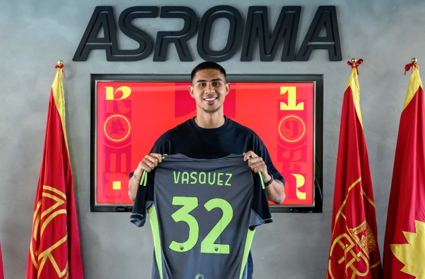Devis Vasquez poses with his Roma shirt after signing a contract to 2027 (ASRoma.com/en).