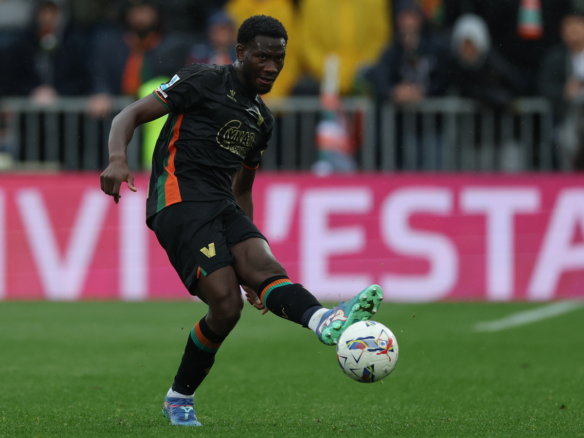 VENICE, ITALY - MARCH 29: Fali Candé of Venezia attemps a kick during the Serie A match between Venezia and Bologna at Stadio Pier Luigi Penzo on March 29, 2025 in Venice, Italy. (Photo by Timothy Rogers/Getty Images)
