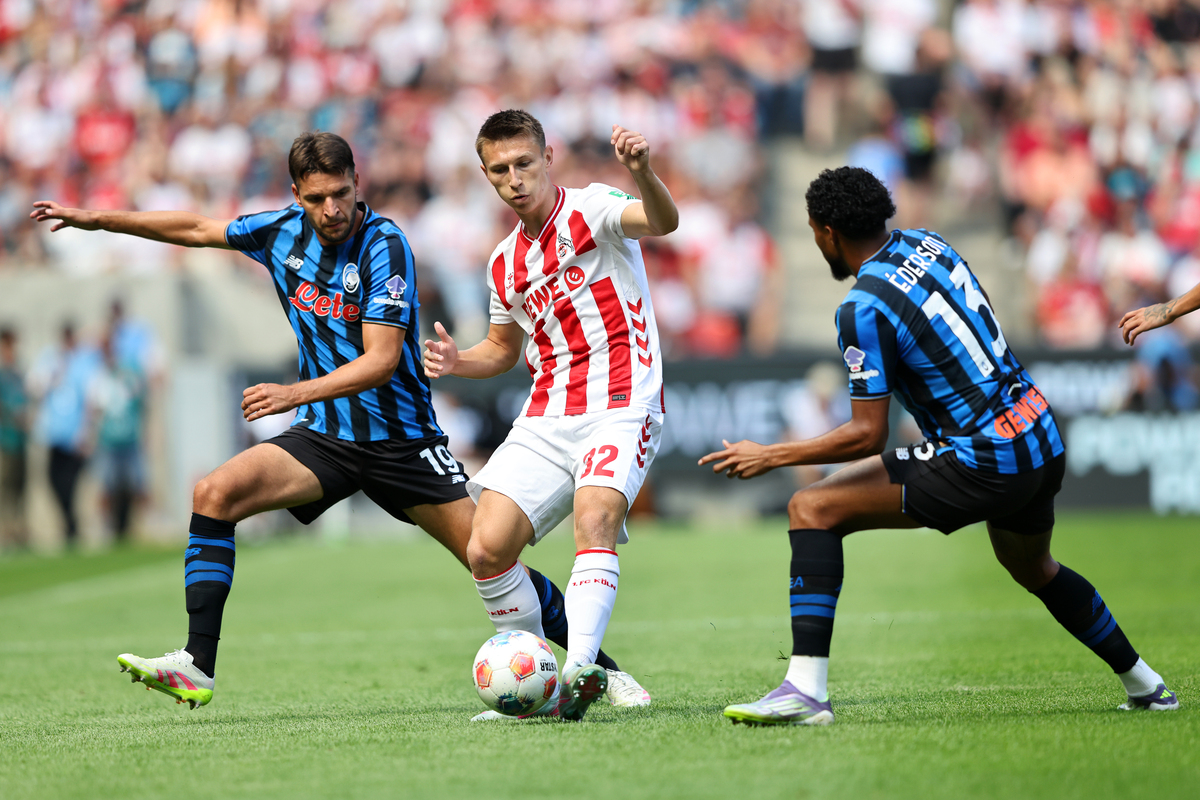 Pre-season round-up: Leeds 1-1 Milan, Fiorentina hold United, Atalanta hammered COLOGNE, GERMANY - AUGUST 09: Kristoffer Lund of 1.FC Koln is challenged by Berat Djimsiti and Ederson of Atalanta during the pre-season friendly match between 1. FC Köln and Atalanta BC at RheinEnergieStadion on August 09, 2025 in Cologne, Germany. (Photo by Christof Koepsel/Getty Images)