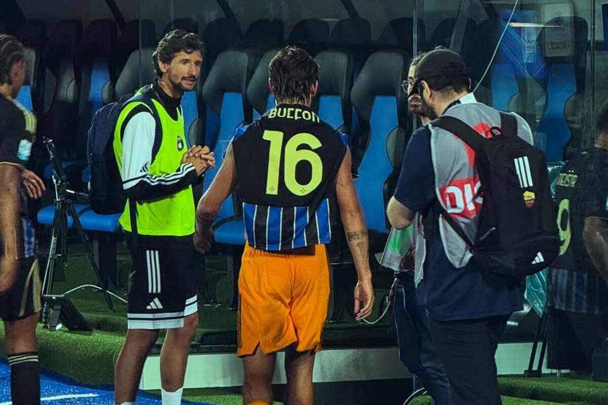 Paulo Dybala swaps shirts with Louis Buffon after Roma's 1-0 win away against Pisa. (@tommasoturci via Instagram)