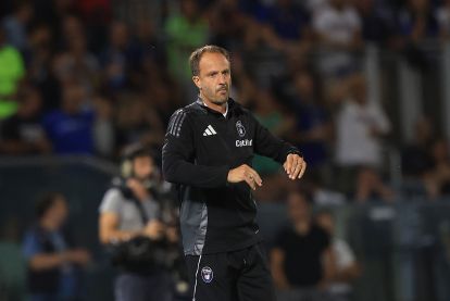 PISA, ITALIA - 30 AGUSTUS: Alberto Gilardino, manajer Pisa Sporting Club, bereaksi selama pertandingan Serie A antara Pisa SC dan AS Roma di Arena Garibaldi pada 30 Agustus 2025 di Pisa, Italia. (Foto oleh Gabriele Maltinti/Getty Images)
