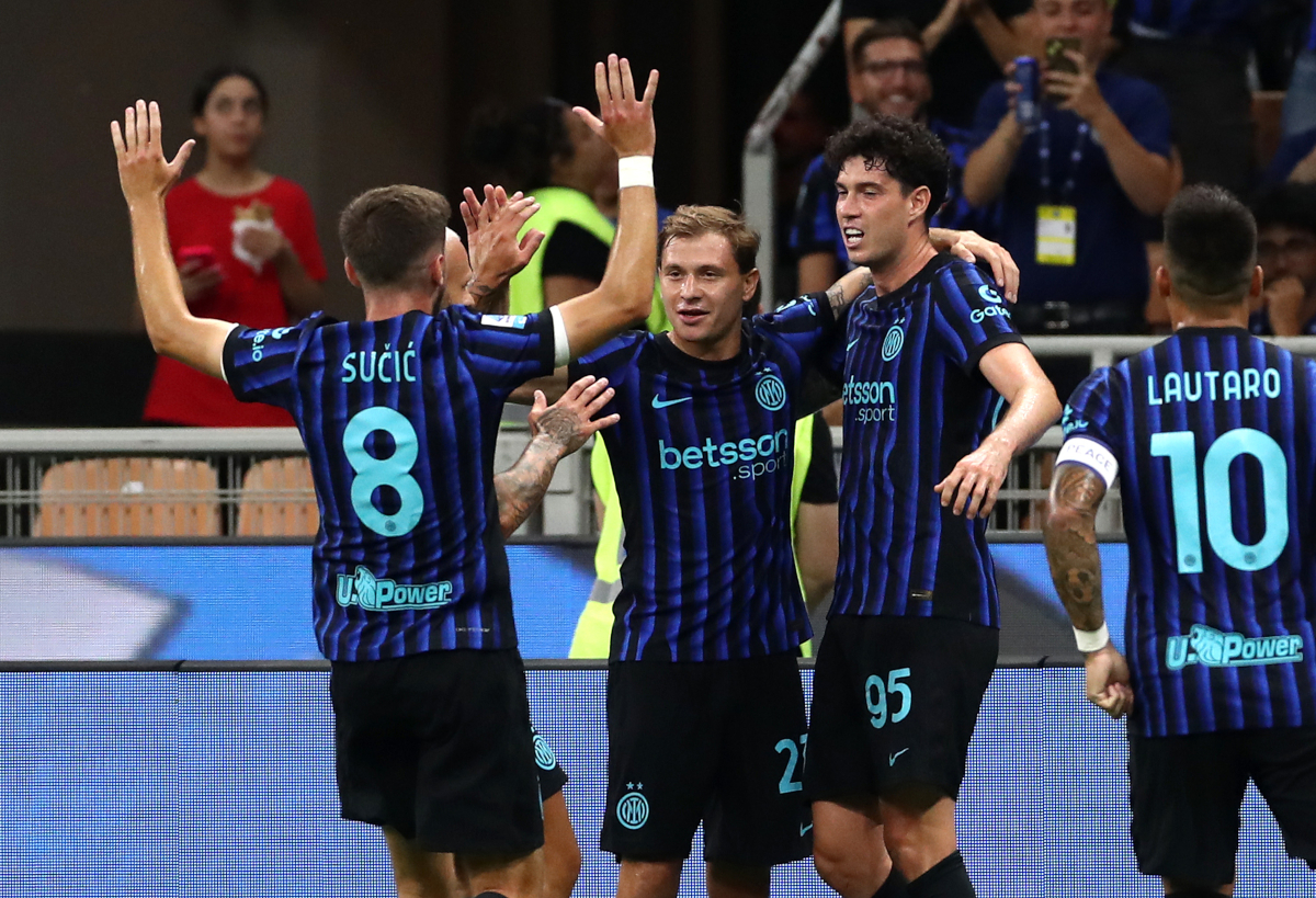 MILAN, ITALY - AUGUST 25: Alessandro Bastoni of Internazionale celebrates scoring his team's first goal with teammates during the Serie A match between FC Internazionale and Torino FC at Giuseppe Meazza Stadium on August 25, 2025 in Milan, Italy. (Photo by Marco Luzzani/Getty Images)