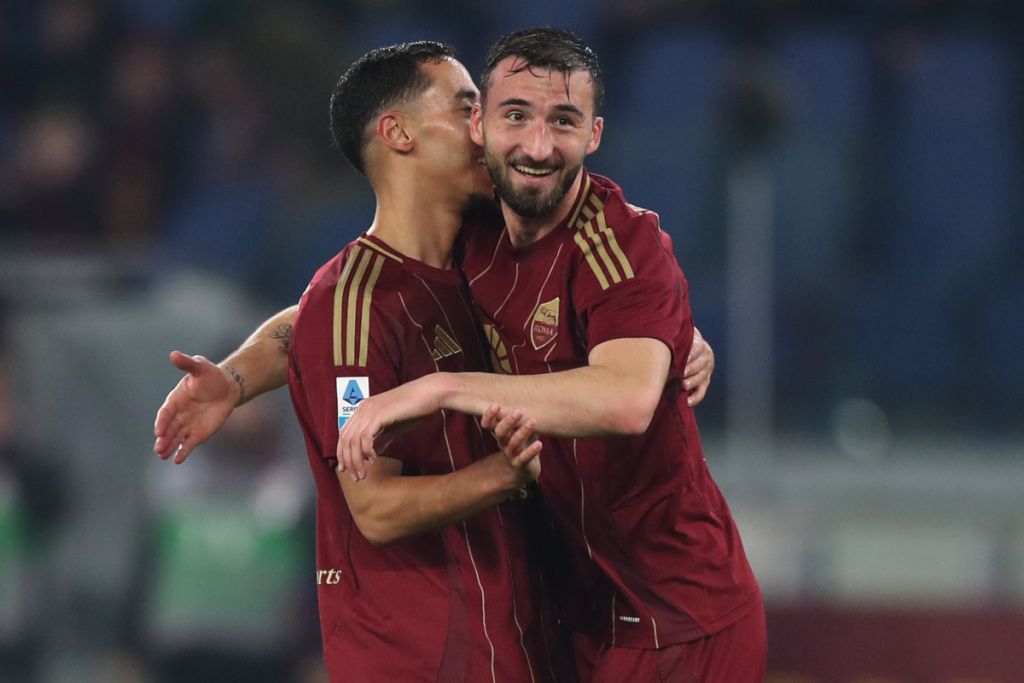 Anass Salah-Eddine celebrando con Bryan Cristante en la AS Roma