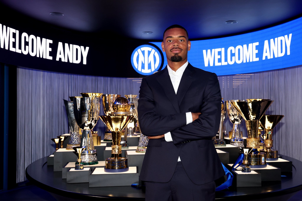 Andy Diouf com o armário de troféus da Inter