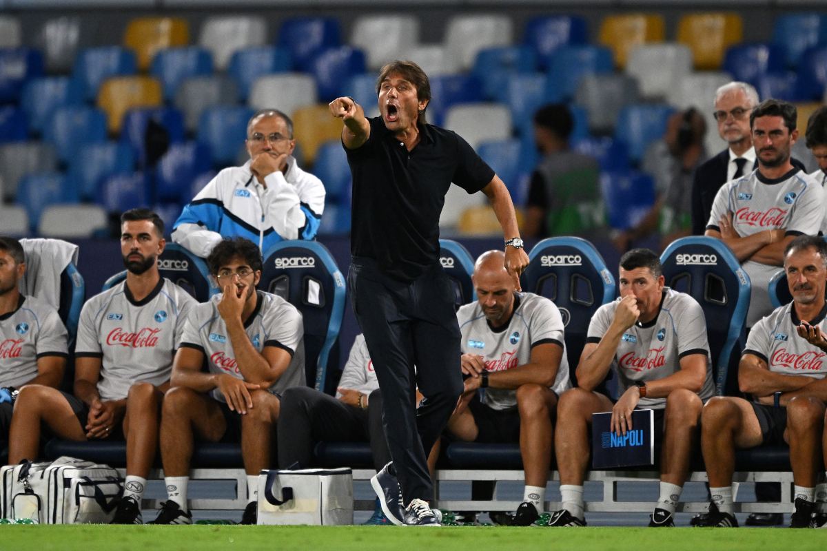 Antonio Conte, treinador do Napoli, gesticula durante o jogo.