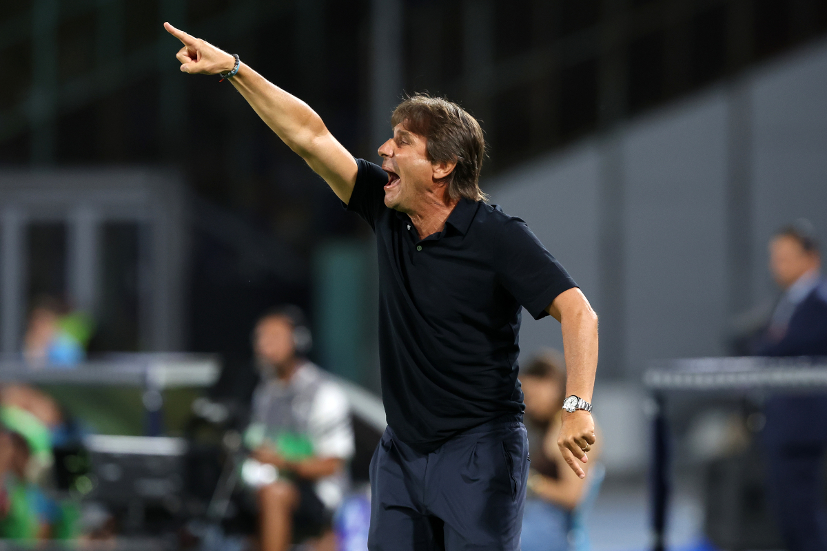 Antonio Conte, treinador do Napoli, durante a partida da Serie A contra o Cagliari.