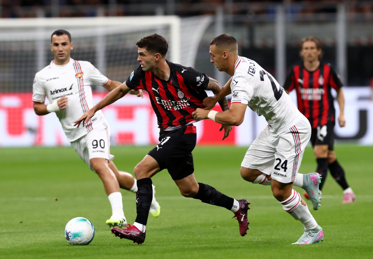 MILAN, ITALY - AUGUST 23: Christian Pulisic of AC Milan runs with the ball whilst under pressure from Filippo Terracciano of Cremonese during the Serie A match between AC Milan and US Cremonese at Giuseppe Meazza Stadium on August 23, 2025 in Milan, Italy. (Photo by Marco Luzzani/Getty Images)