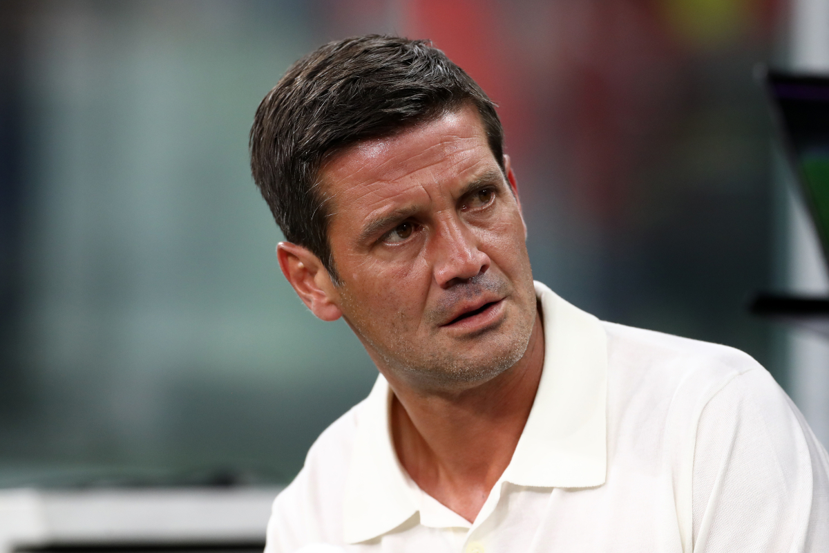 Cristian Chivu, Técnico Principal da FC Internazionale, observando o jogo.