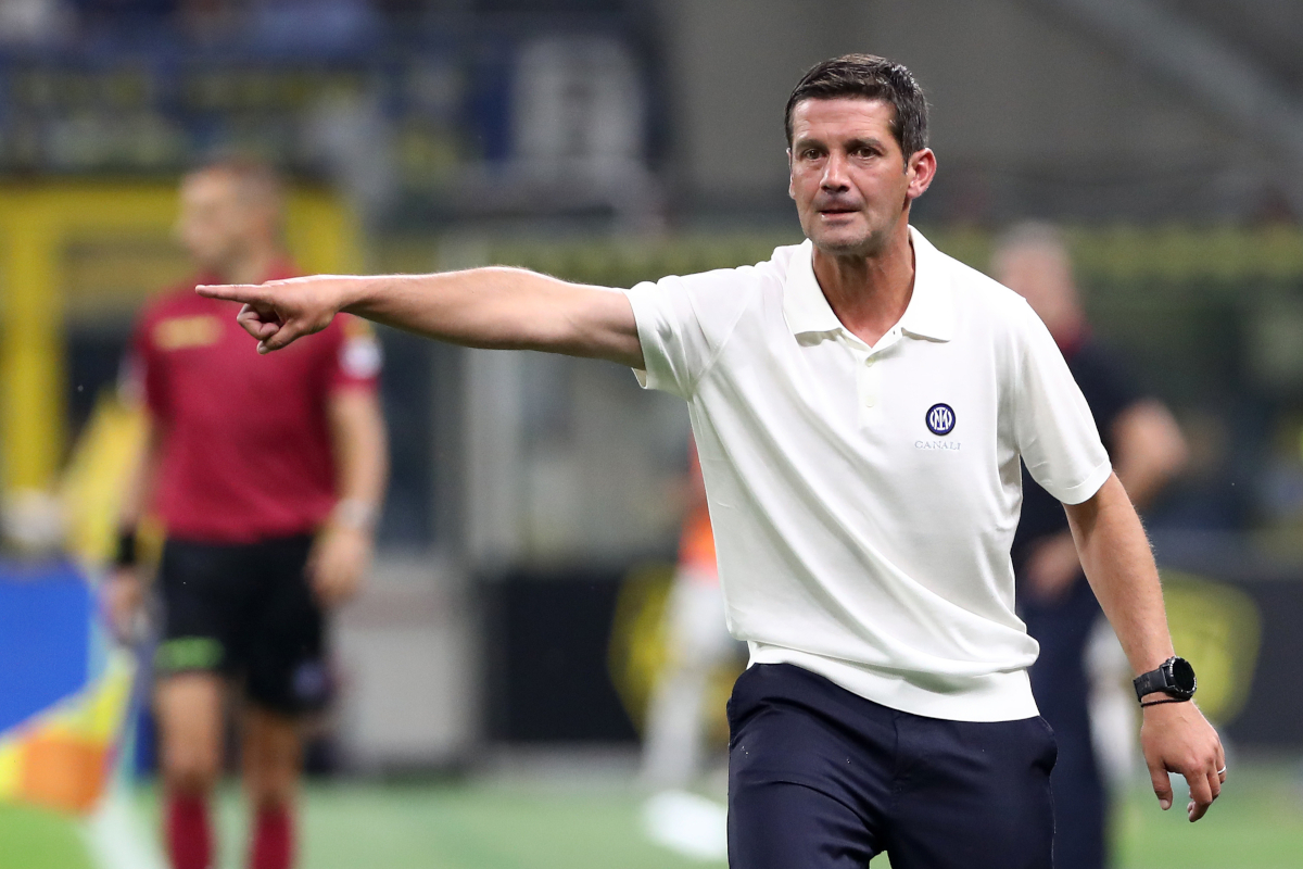 Milán, Italia - 25 de agosto: Cristian Chivu, entrenador en jefe de Internazionale, gestos durante el partido de la Serie A entre el FC Internalionale y Torino FC en el estadio Giuseppe Meazza el 25 de agosto de 2025 en Milán, Italia. (Foto de Marco Luzzani/Getty Images)