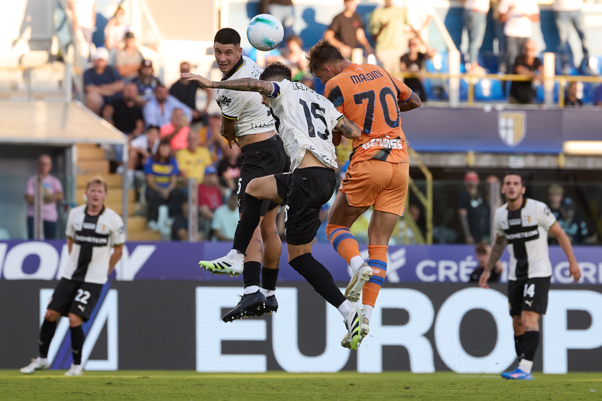 PARMA, ITALY - AUGUST 30: Daniel Maldini of Atalanta competes for the ball with Enrico Delprato of Parma Calcio during the Serie A match between Parma Calcio 1913 and Atalanta BC at Stadio Ennio Tardini on August 30, 2025 in Parma, Italy. (Photo by Emmanuele Ciancaglini/Getty Images)