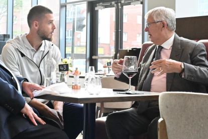 David De Gea meeting with Sir Alex Ferguson ahead of Manchester United vs. Fiorentina (@acffiorentina)
