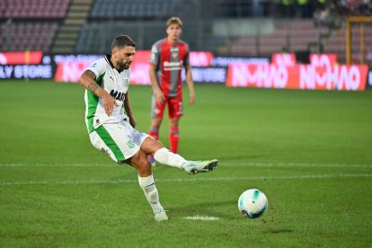 CREMONA, ITALY - AUGUST 29: Domenico Berardi of US Sassuolo scores the 2-2 penalty during the Serie A match between US Cremonese and US Sassuolo Calcio at Stadio Giovanni Zini on August 29, 2025 in Cremona, Italy. (Photo by Marco M. Mantovani/Getty Images)