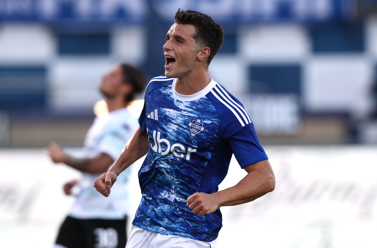 COMO, ITALIEN – 16. AUGUST: Anastasios Douvikas von Como 1907 feiert, nachdem er das zweite Tor seiner Mannschaft während des Coppa Italia-Spiels zwischen Como 1907 und dem FC Südtirol im Stadio G. Sinigaglia am 16. August 2025 in Como, Italien, erzielt hat. (Foto: Marco Luzzani/Getty Images)