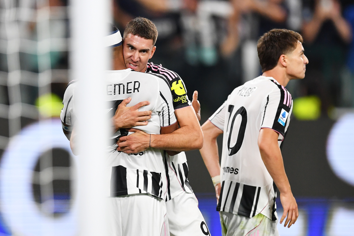 TORİNO, İTALYA - 24 AĞUSTOS: Juventuslu Dusan Vlahovic, 24 Ağustos 2025'te İtalya'nın Torino kentinde oynanan Serie A maçında Juventus FC ile Parma Calcio 1913 arasında takımının ikinci golünü atmasının sevincini takım arkadaşı Bremer ile birlikte yaşıyor. (Fotoğraf: Valerio Pennicino/Getty Images)