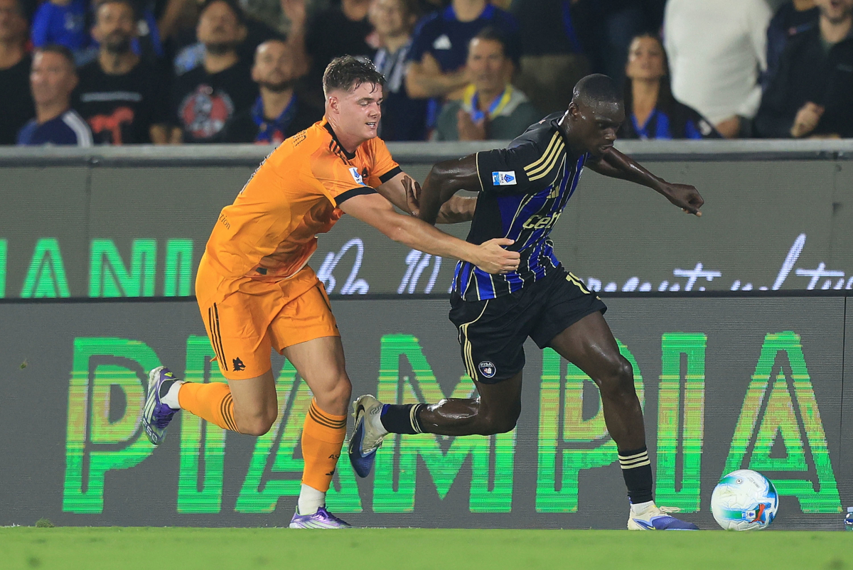 Evan Ferguson da AS Roma contra Idrissa Touré do Pisa