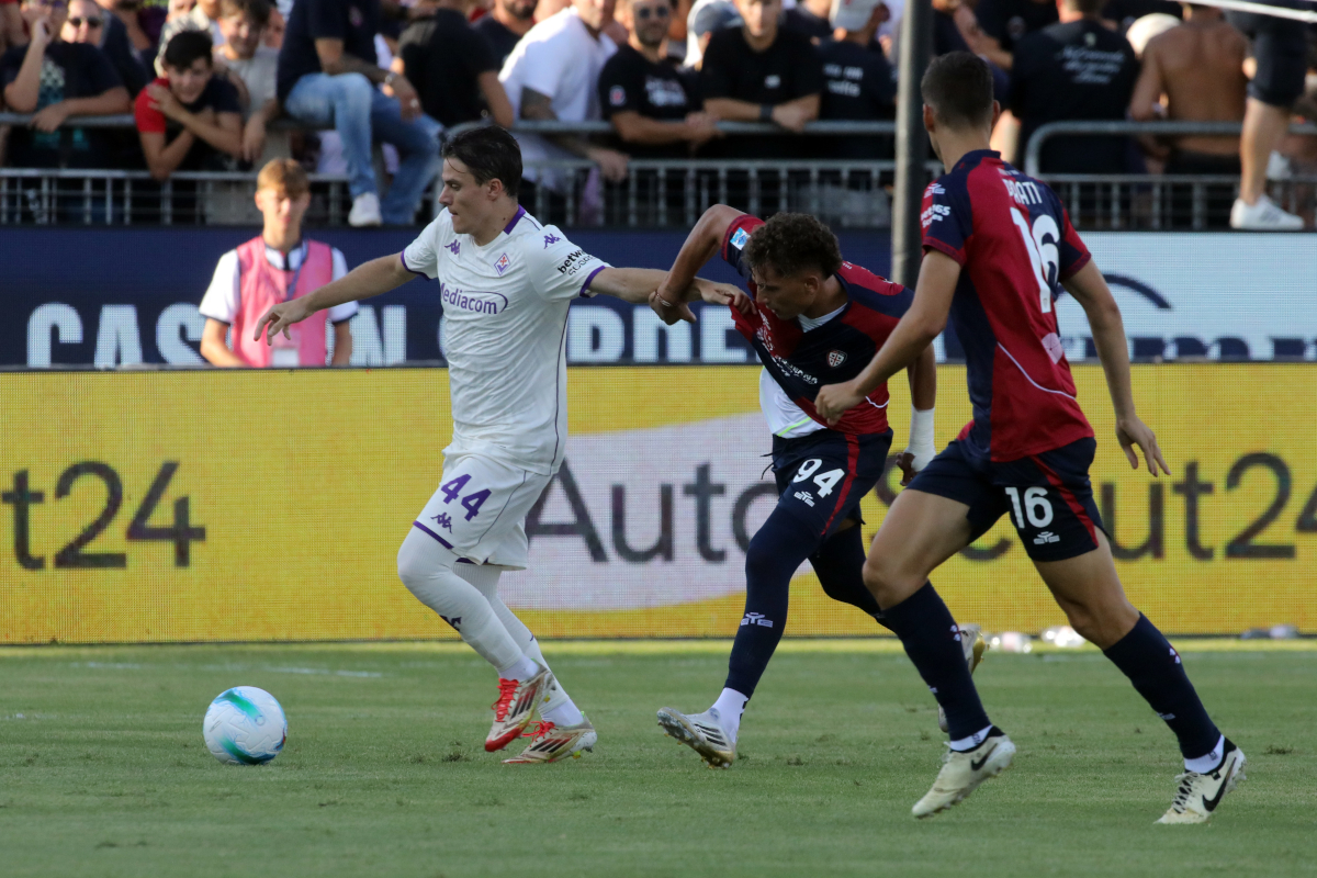 CAGLIARI, ITALY - AUGUST 24: Nicolò Fagioli of Fiorentina in contrast with Sebastiano Esposito of Cagliari during the Serie A match between Cagliari Calcio and ACF Fiorentina at Stadio Sant'Elia on August 24, 2025 in Cagliari, Italy. (Photo by Enrico Locci/Getty Images)